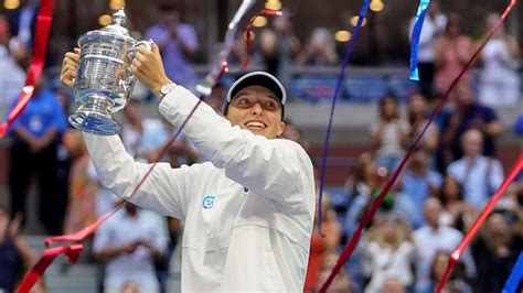 out of context iga swiatek|WATCH: Iga Swiatek surprised with tiramisu inside US Open trophy.